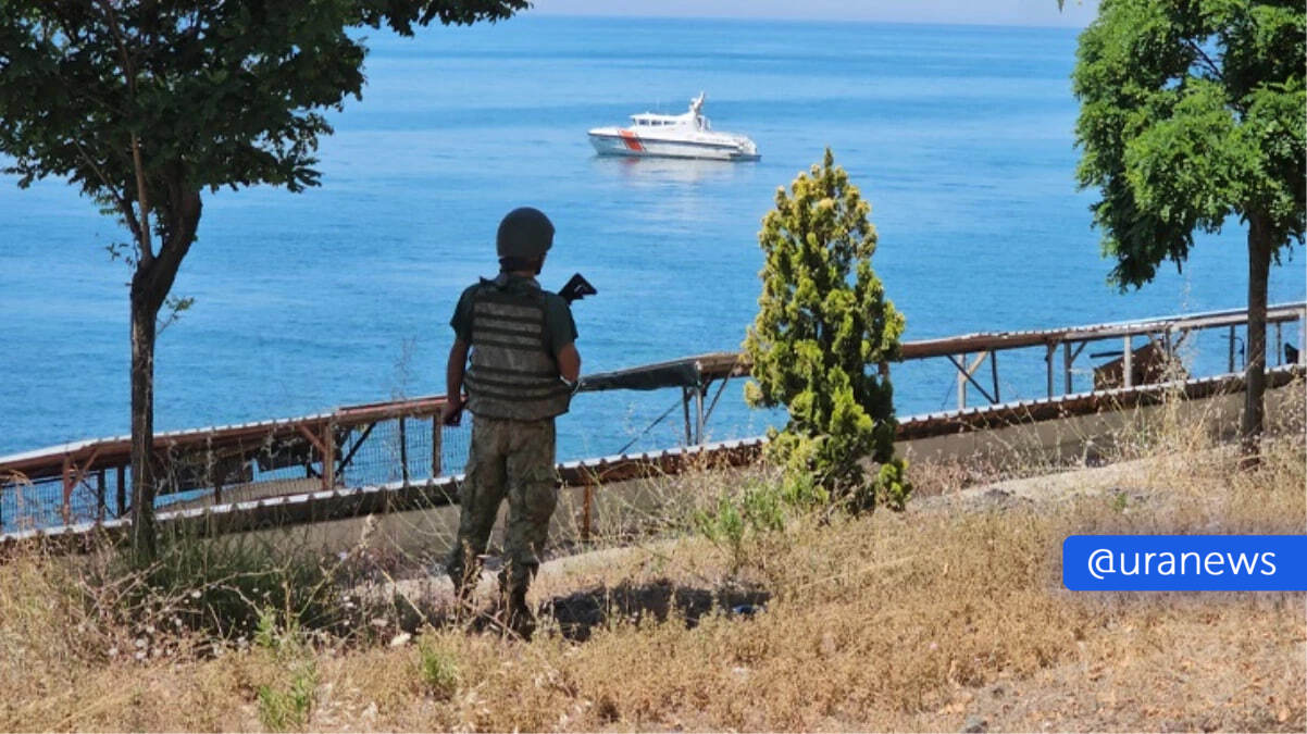 Турецкие саперы нашли мину ВСУ в Черном море. Это произошло возле города Эрегли. Из-за находки местные власти временно закрыли доступ к пляжам.   Подозрительный объект обнаружили в 60 метрах от суши. В итоге мину украинского происхождения обезвредили, передает Haberler.