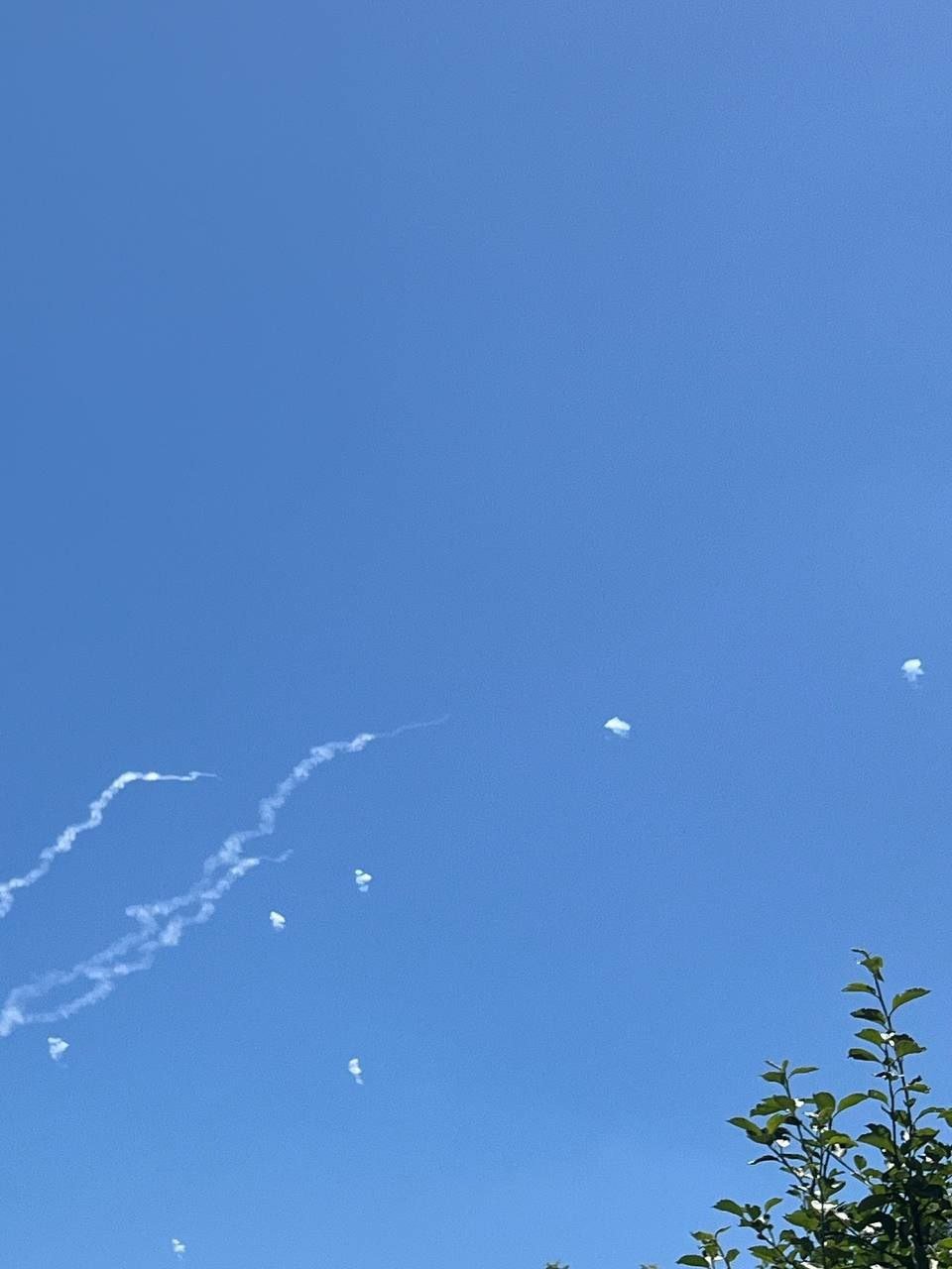 Белгород. Силы ПВО отражают ракетную атаку. В небе над городом прозвучало не менее десяти взрывов.