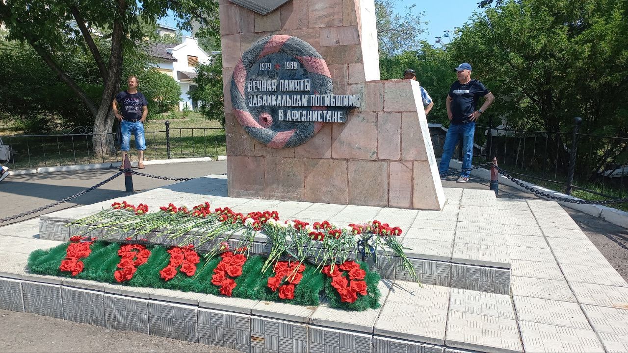 В честь Дня ветеранов боевых действий к памятнику воинам-интернационалистам в парке Дома офицеров Забайкальского края возложили венки и цветы.