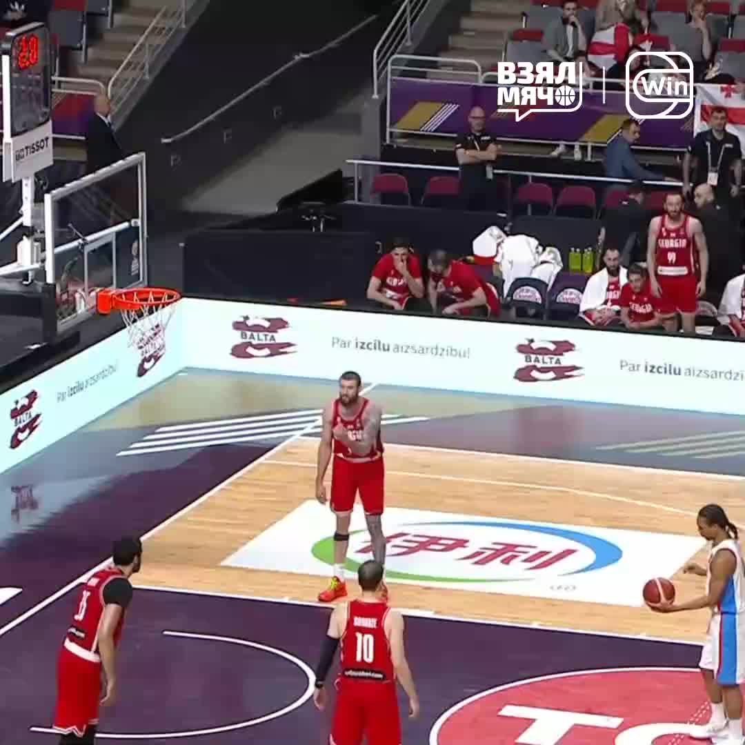 Грузинский баскетболист попытался забить в своё кольцо, но команда все равно проиграла