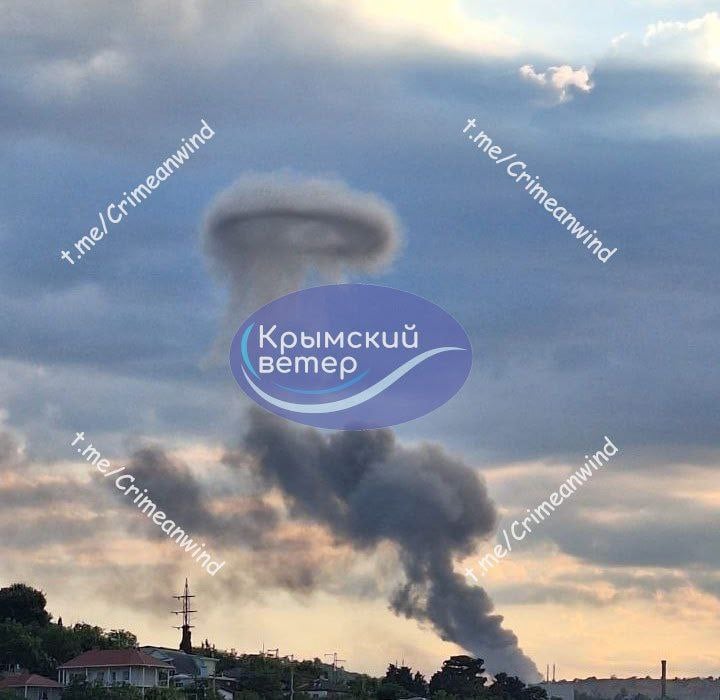 Жители Севастополя слышали взрывы в стороне Фиолента, отмечают местные СМИ. Также сообщают о дыме в районе Балаклавской ТЭС.