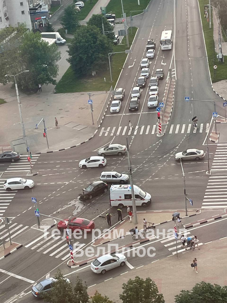 ‼  Серьёзное ДТП произошло на проспекте Ватутина в Белгороде.  Из-за аварии движение на участке дороги затруднено. На месте происшествия работают экстренные службы.
