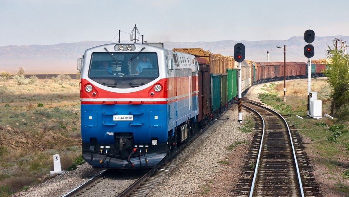 Объем ж/д грузоперевозок в Казахстане сократился на 3,7%, грузооборот — на 7,2%  За первые пять месяцев 2024 года по железным дорогам в Казахстане перевезли 162,5 млн тонн грузов, сообщило Бюро нацстатистики.  ↘ Это на 6,2 млн тонн или на 3,7% меньше, чем годом ранее.  Грузооборот ж/д транспорта в этот период уменьшился до 127,1 млрд тонно-километров.  ↘ Это на 9,9 млрд тонно-километров или на 7,2% меньше, чем годом ранее.  Читайте также: «Дьявол в деталях»: эксперт о росте тарифов на перевозки «Казахстан Темир Жолы»