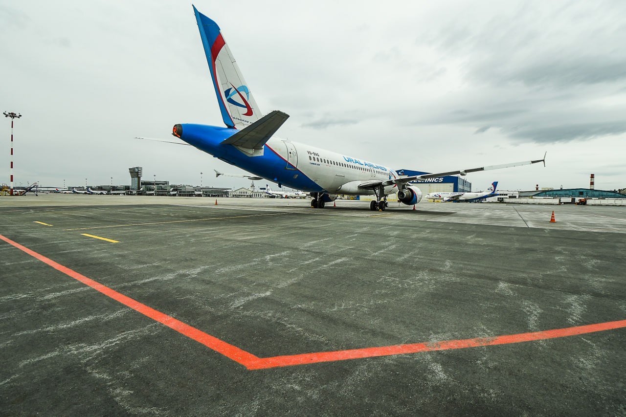 Рейс авиакомпании "Уральские авиалинии", летевший из Анталии в Волгоград, вынужденно сел в Астрахани. Лайнеру внезапно потребовалась дозаправка.