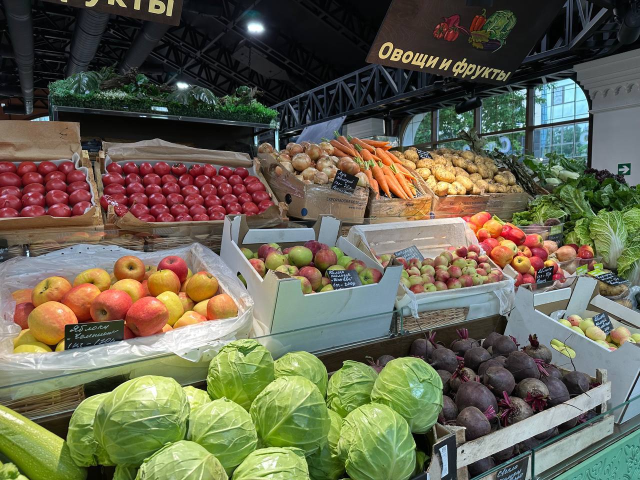 Вопреки сезонности стоимость овощей и фруктов в России увеличивается.   С начала года в рознице цены на яблоки выросли на 30% — до 159,8 рубля за 1 кг, на свеклу на 92,3% — до 70 руб./кг, на морковь на 62,8% — до 70 руб./кг, сообщили в «Руспродсоюзе».   Эти данные фактически совпадают с официальными цифрами Росстата, который также фиксирует удорожание и других овощных культур: картофеля — на 82,4%  июнь к декабрю – началу января , капусты — на 35%, лука — на 32%. Изменится ли этот тренд, можно будет сказать только в августе, считают в Центре макроэкономического анализа и краткосрочного прогнозирования. При этом в Ассоциации компаний розничной торговли отметили, что фактические цены в крупных торговых сетях сегодня ниже средних по стране, а их уменьшение может начаться уже в июле после первых поступлений нового урожая.