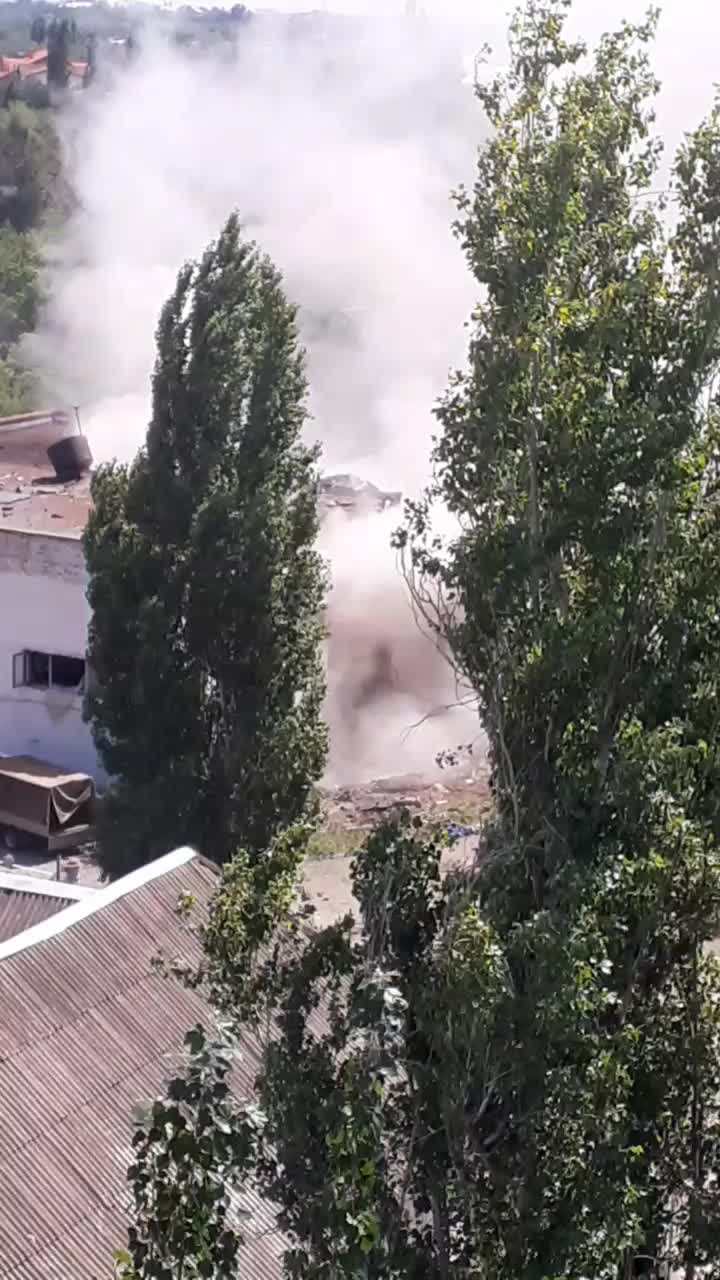 В Ворошиловском районе произошло возгорание травы из-за перехлеста проводов