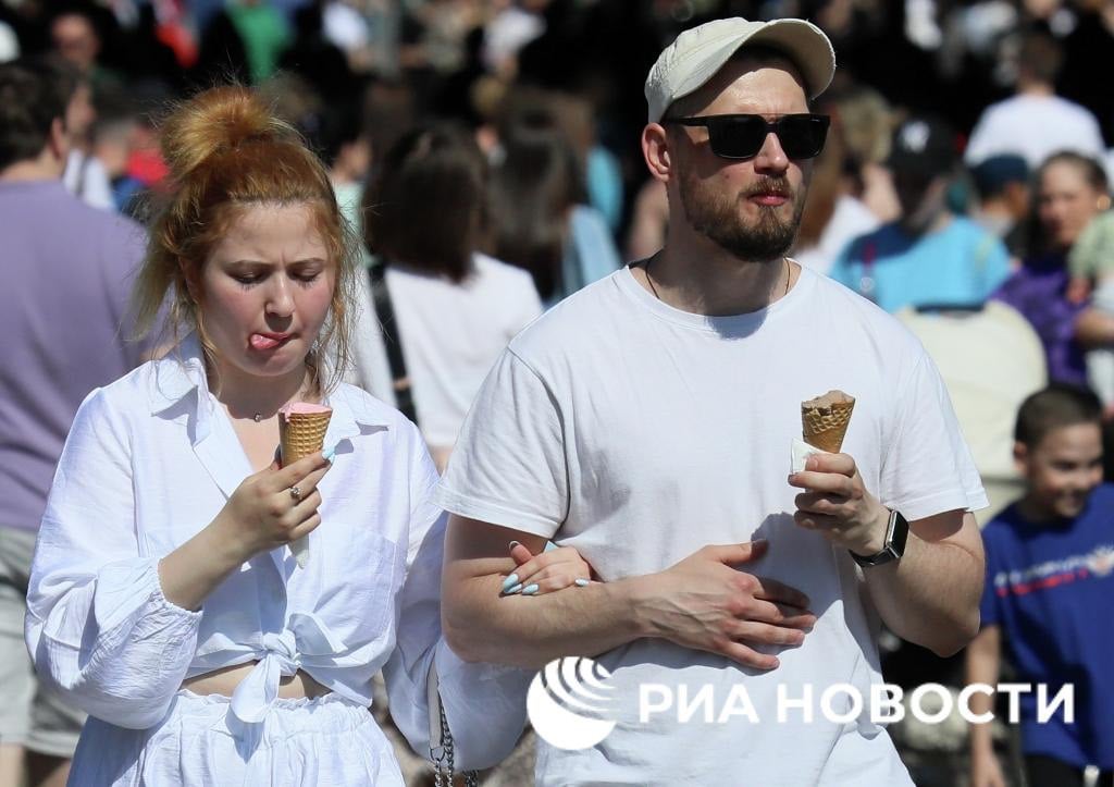 Топ-3 самых популярных видов мороженого этим летом:  - фруктовый лед; - эскимо; - мороженое в рожке.  К такому выводу пришли аналитики "Контур.Маркета", изучив 50 млн чеков за май и июнь из магазинов по всей России.  Они также рассказали РИА Новости, что за год сильнее всего подорожал рожок - на 26%, его средняя цена теперь 87 рублей. А меньше всего вафельный стаканчик - на 2%, до 91 рубля.