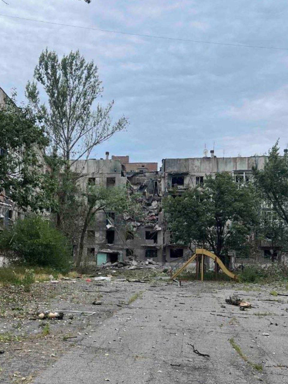 Фото последствий обстрела Торецка  экс-Дзержинска  Донецкой области.  Глава Донецкой ОВА Филашкин сообщил, что в результате этого обстрела погиб один человек.