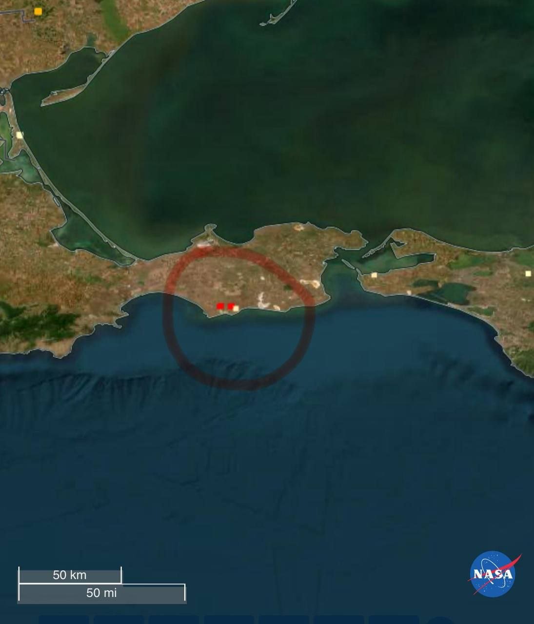 В последние несколько часов спутники NASA зафиксировали очаги возгорания на востоке Крымского полуострова, недалеко от Керченского пролива. Предположительно, на обозначенной локации имеются полевые фортификационные сооружения для военной техники.