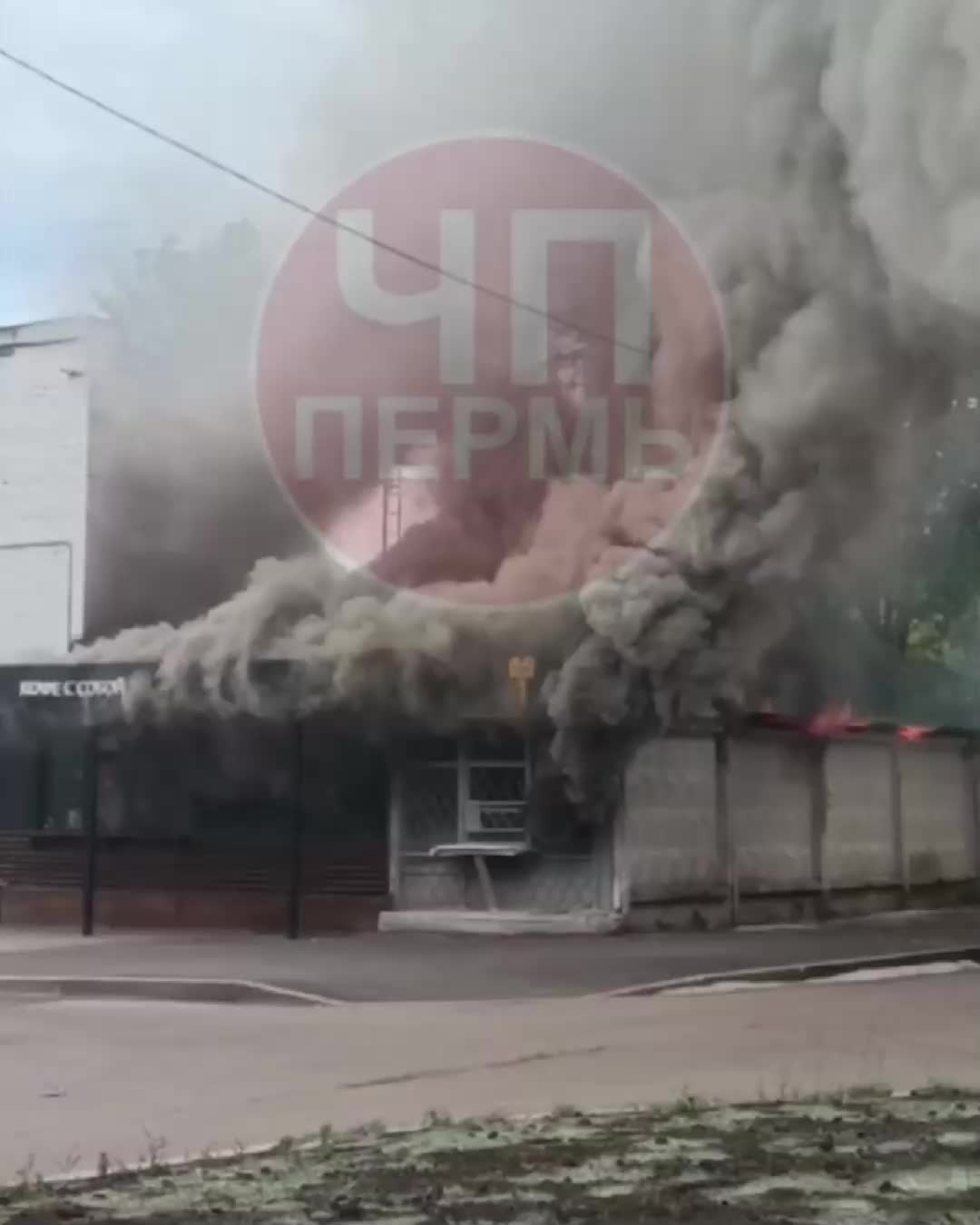 Мужчина спас девушку при пожаре на улице Братьев Игнатовых