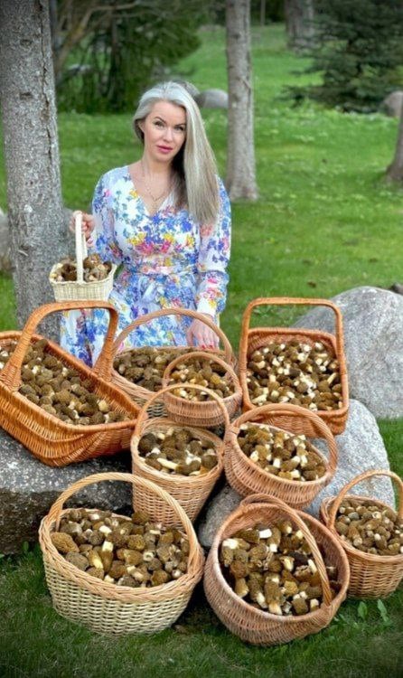 13 вёдер грибов вынесли из леса в Ленобласти две девушки. Из-за обильных дождей созрел хороший урожай, и чтобы утащить весь «улов» из леса, они соорудили нехитрую конструкцию. В соцсетях засомневались, не было ли это постановочной фотосессией. Но оказалось, что Наталия Архипова давно с грибами на ты, например, в прошлом году она собрала 10 корзин сморчков и нашла гигантский гриб трутовик. А красивые фото лишь дополнение.   Грибники, что с лицом?