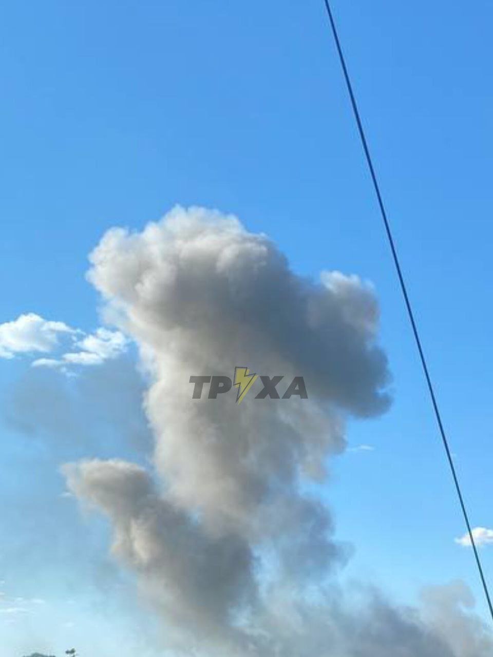 Слолб дыма после прилёта по цели в Запорожье. Всго сообщают о трёх взрывах.