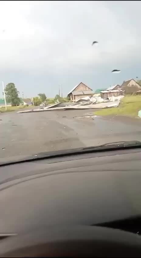 Сильный ветер снес крыши зданий в Ачинске и Большом Уте