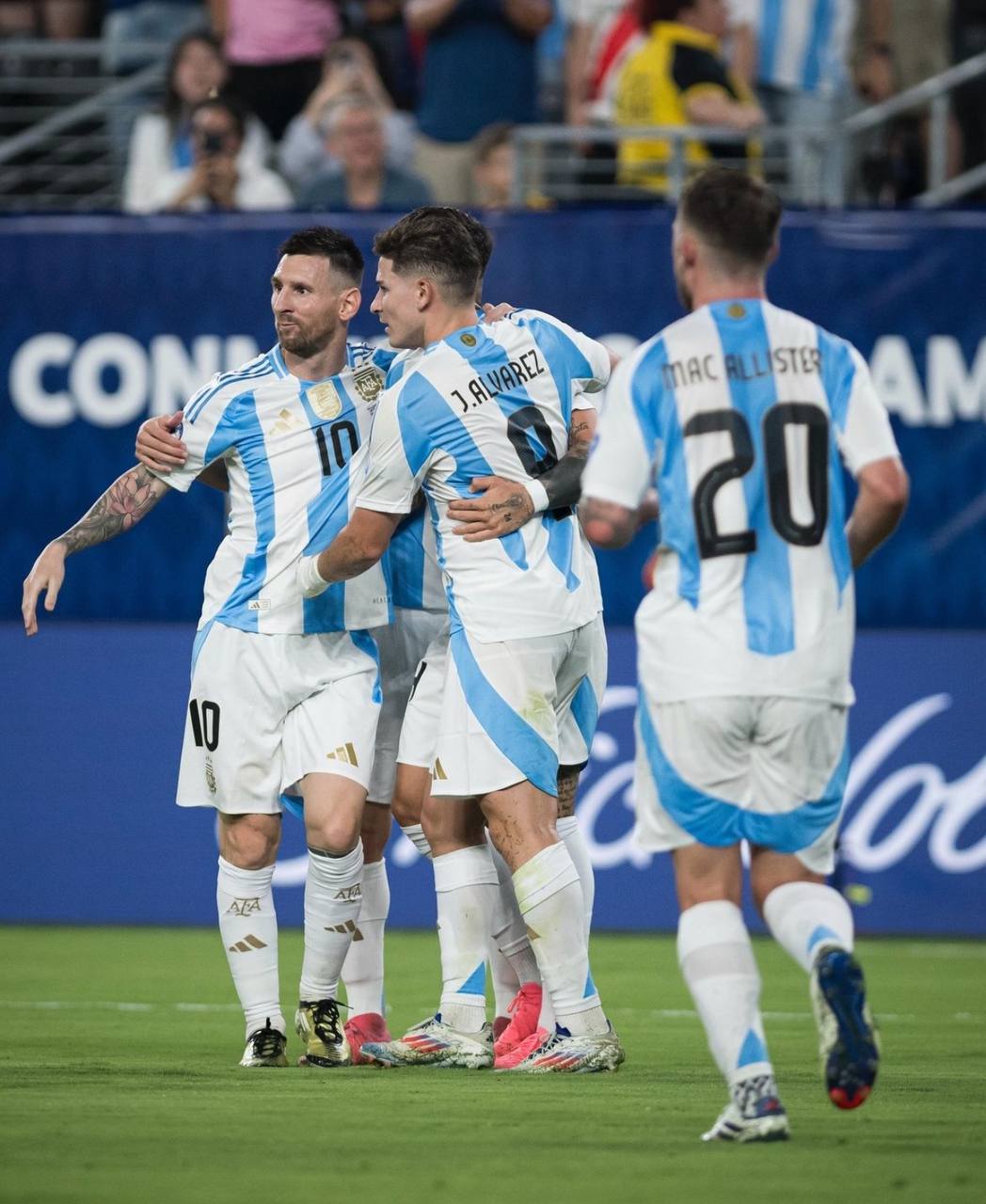 А вот Месси все-таки забил на Копа Америка. Его гол помог аргентинцам обыграть Канаду со счетом 2:0. В итоге Лео был признан лучшим игроком матча, а Аргентина вышла в финал.  К слову, это уже 10 крупный турнир, на котором Месси забил за сборную Аргентины.