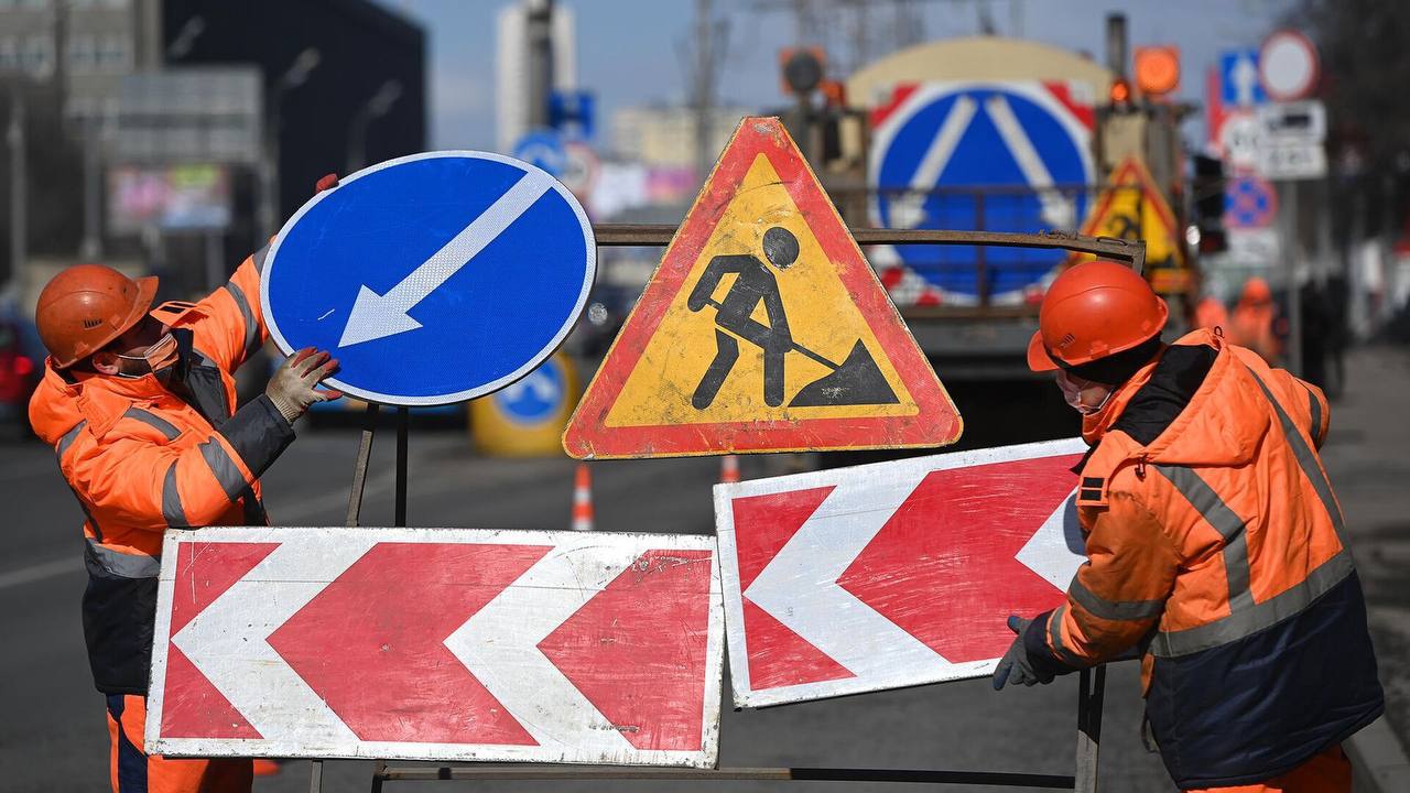 В Казани временно ограничат движение на улице Рихарда Зорге  Связано это с реконструкцией участка кабельной линии.  Также с 5 июля по 30 августа будет закрыт местный проезд в районе домов №95 и №97.