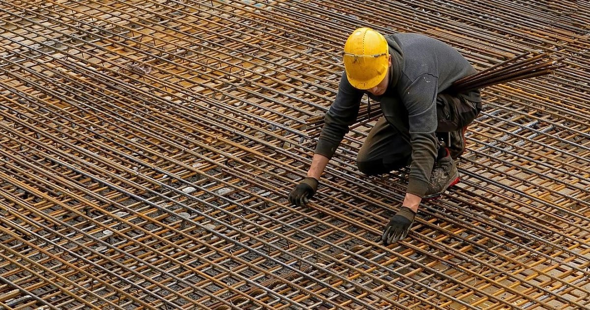 Дефицит строителей вынудил увеличить зарплаты, но на Кубани важные объекты всё равно возводятся с отставанием  Сфера строительства выбилась в лидеры по увеличению зарплат сотрудников – в текущем году их зарплаты выросли на треть по сравнению с 2023 годом; в крае тем временем строительство важных инфраструктурных объектов отстаёт от графика. Об этом говорится в исследовании сервиса «Авито Работа», 3 июля сообщает РБК.  Согласно отчёту, прирост средних зарплатных предложений составил 36%. Эксперты сообщают, что средняя зарплата сотрудников отрасли строительства за первую половину 2024 года составила 85 305 рублей в месяц.  Помимо строительства в пятёрку лидеров с ростом зарплат вошли: автомобильный бизнес  86 тысяч рублей в месяц , транспорт и логистика  80 тысяч рублей в месяц . Закрывают топ сферы фитнеса, салоны красоты, а также производство, сырьё и сельское хозяйство – здесь уровень зарплат составляет порядка 64 тысяч рублей.  По словам директора «Рабочие и линейные профессии» сервиса «Авито Работа» Александра Сампетова, рост зарплат здесь обусловлен нехваткой работников. Сейчас в строительстве активно развиваются инфраструктурные объекты, увеличились объёмы «жилищного и коммерческого строительства – это ведёт к повышению спроса на квалифицированных сотрудников. _____