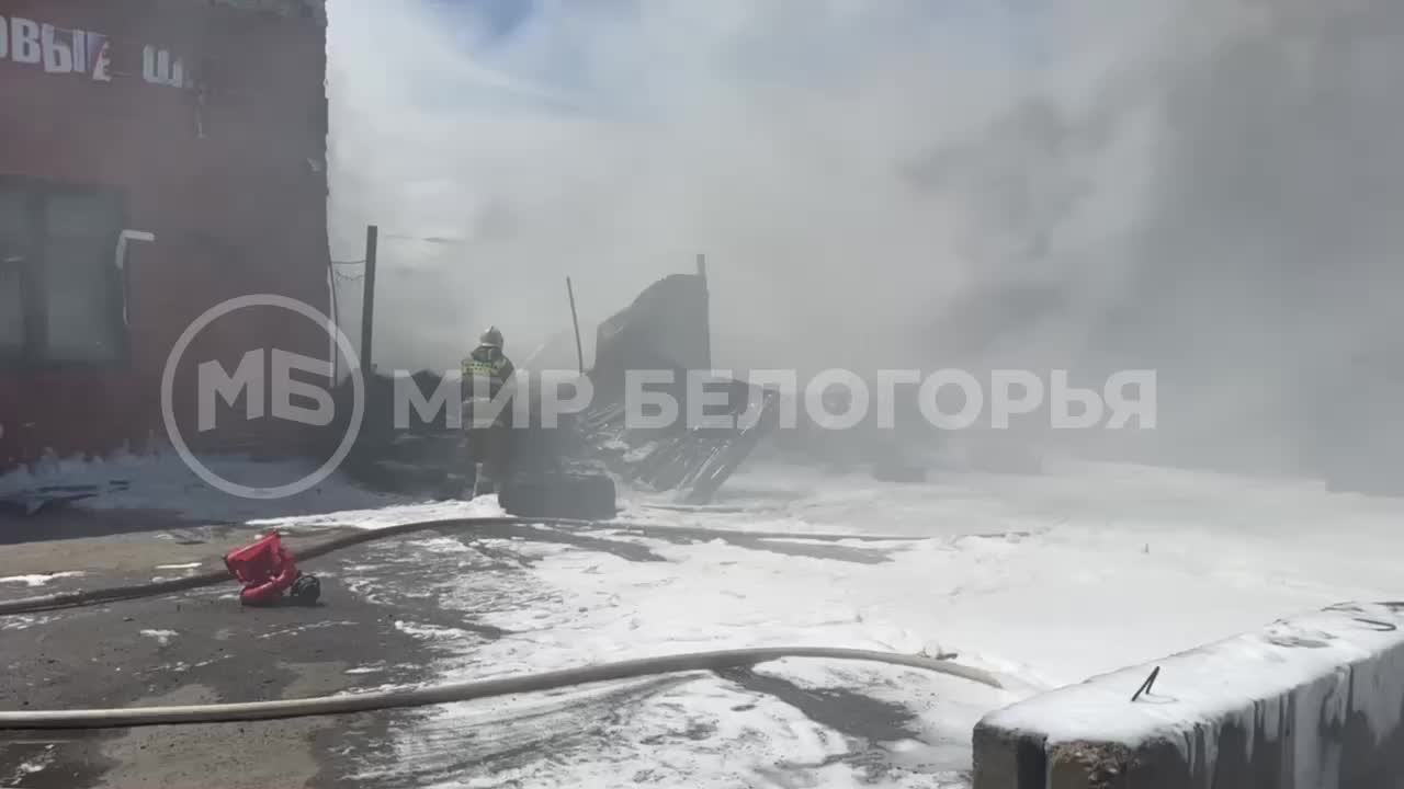 Атака ВСУ в Белгородской области: пожар в здании СТО и возгорание после попадания снаряда