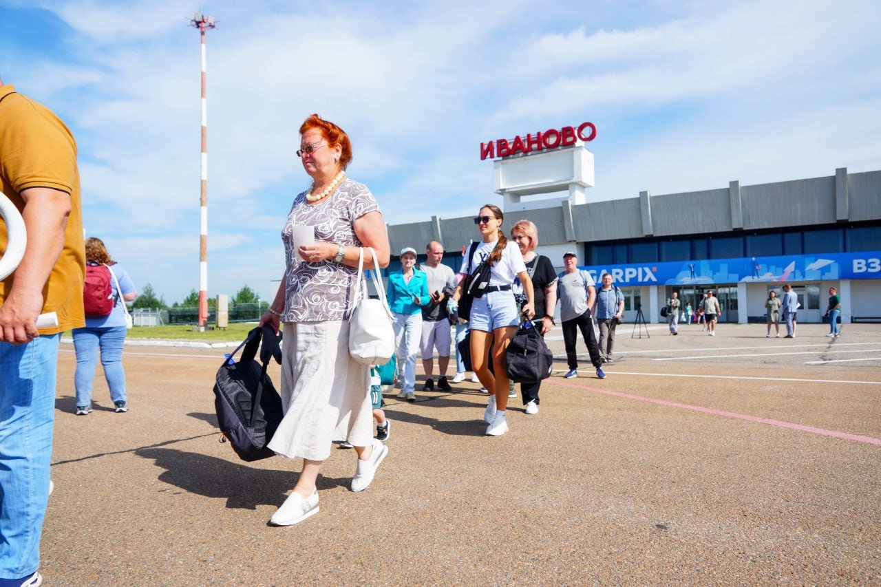 Более 52 тысяч пассажиров перевезли через аэропорт «Иваново» за первое полугодие  В этом году объем пассажирских авиаперевозок в регионе увеличился на 15%. Рост связан с открытием новых направлений, в том числе в Минеральные Воды.    Самыми популярными городами для пассажиров остаются Санкт-Петербург  более 19 тысяч  и Сочи  более 12 тысяч .   В прошлом году аэропортом «Иваново» воспользовались более 107 тысяч человек - рекордное число за 25 лет.