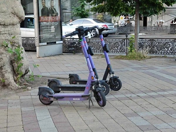 В Новороссийске могут ограничить использование электросамокатов в пешеходных зонах. Глава города Андрей Кравченко поручил подготовить соответствующее предложение после обхода набережной, состоянием которой он остался недоволен.  «Велосипедная парковка на пешеходной зоне, брошенные самокаты. Нарушения правил езды. Так продолжаться не может», – написал мэр в телеграм-канале.  Он также отметил, что с течением времени ситуация не улучшается: благоустройство выполнено не в полном объеме, санитарное состояние неудовлетворительное. Середина лета, а ступени на набережной до сих пор не отремонтированы должным образом. Глава возмущен халатностью коммунальных служб. Все ответственные лица будут наказаны.  Фото: Юрий Серебренников/BFM Кубань