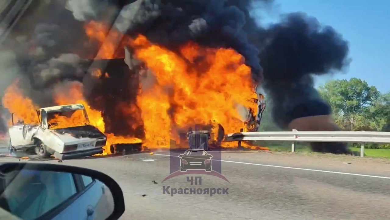 Два грузовика и «Жигули» полыхают на Глубоком обходе Красноярска.  Судя по кадрам с места, одна из машин вылетела в кювет. Пожар охватил 80 квадратных метров, трассу сковала серьезная пробка. Подробности — на сайте.