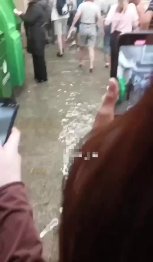 Ливень затопил выход из метро «Площадь Восстания»