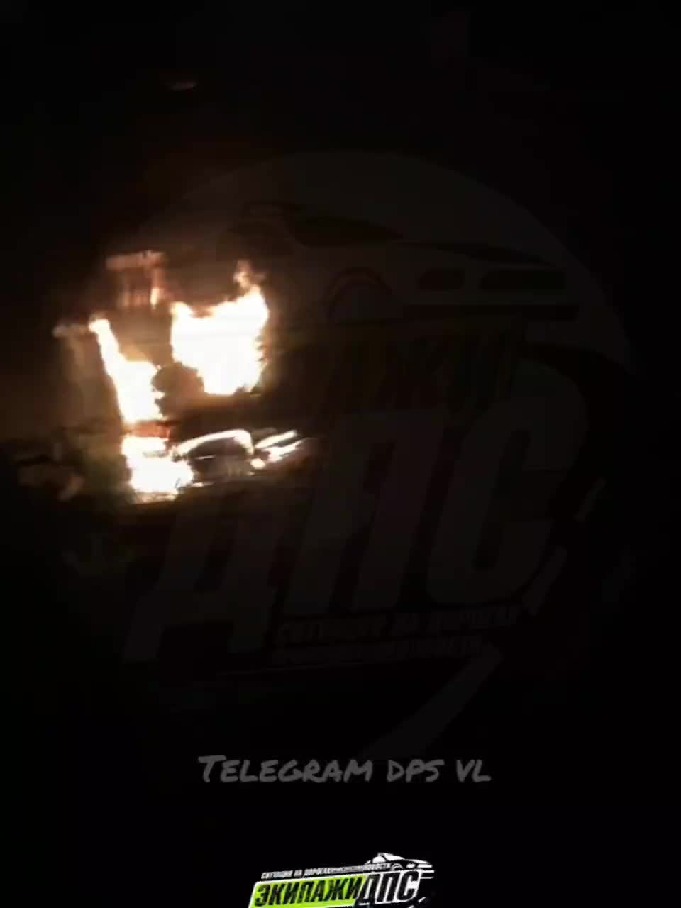 Пожар во Владивостоке: автомобиль загорелся в районе Змеинки