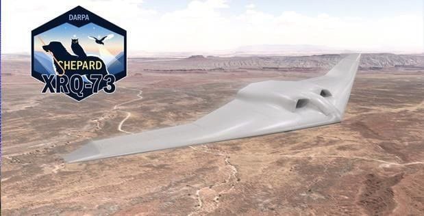 DARPA раскрыла новые детали о новом секретном беспилотнике Shepard X-Plane  Американское Агентство перспективных оборонных исследовательских проектов  DARPA  раскрыло название, которое было присвоено военными данному экспериментальному БПЛА — XRQ-73, который ранее был известен как "серийный самолет с гибридной электрической силовой установкой"  SHEPARD .   Сообщается, что данный аппарат весит около 570 кг и имеет конструкцию летающего крыла с двумя воздухозаборниками в верхней части фюзеляжа. Таким образом его можно отнести к третей категории БПЛА по классификации Пентагона, и следовательно можно ожидать, что его практический потолок достигает 5.500 метров а максимальная скорость не превышает 460 км/ч.  Программа XRQ-73 основана на гибридно-электрической архитектуре и других технологиях проекта Great Horned Owl  GHO , целью которого была разработка технологий для увеличения дальности полета и полезной нагрузки беспилотных летательных аппаратов. Основным подрядчиком по разработке XRQ-73 является Northrop Grumman. Ожидается, что первый полет состоится к концу 2024 года. По состоянию на сентябрь прошлого года DARPA планировало запустить самолет Shepard к концу 2023 года, но по неизвестным причинам сроки были отложены.      буст