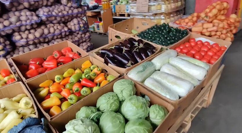 Несмотря на сезонность, цены на овощи и фрукты в России продолжают расти.  С начала года яблоки в рознице подорожали на 30% и теперь стоят 159,8 рубля за килограмм. Цены на свеклу взлетели на 92,3% до 70 руб./кг, а на морковь — на 62,8% до 70 руб./кг, сообщает «Руспродсоюз» для «Известий».  Эти данные совпадают с официальными цифрами Росстата, который также фиксирует удорожание других овощных культур: картофеля — на 82,4%  по сравнению с декабрём и началом января , капусты — на 35%, лука — на 32%.  Изменится ли эта тенденция, станет ясно только в августе, считают в Центре макроэкономического анализа и краткосрочного прогнозирования. В то же время Ассоциация компаний розничной торговли отмечает, что фактические цены в крупных сетях сегодня ниже средних по стране, и их снижение может начаться уже в июле с поступлением нового урожая.