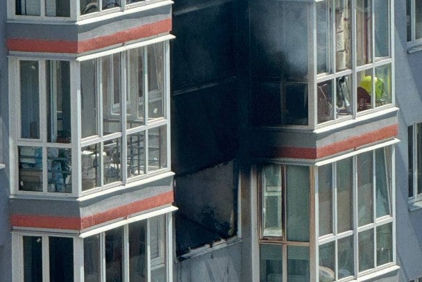 Столб черного дыма поднимался из квартиры в Кудрово. Эвакуировано более 50 человек  Квартирный пожар произошел в городе Кудрово Всеволожского района Ленобласти. Огонь охватил балкон и кухню.