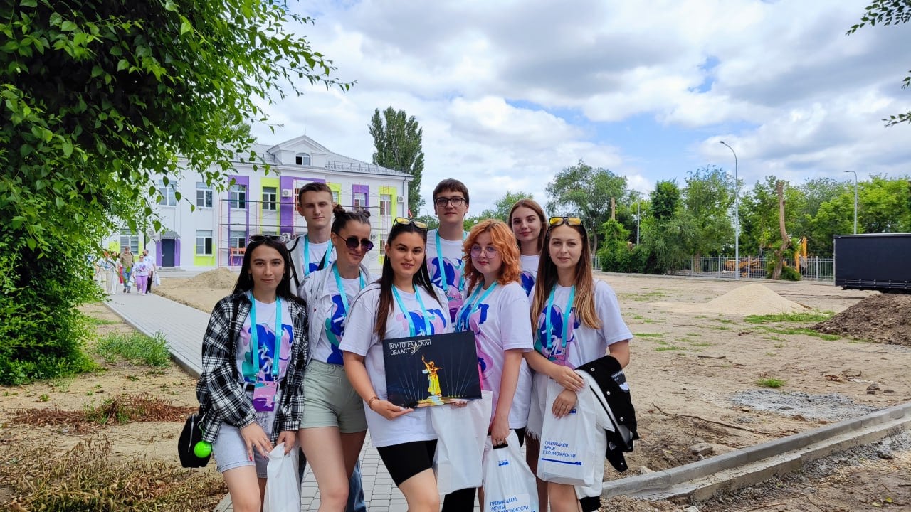 Делегация Луганской Народной Республики посетила Дом молодёжи города Волгограда, который уже стал центром притяжения для молодых людей города.