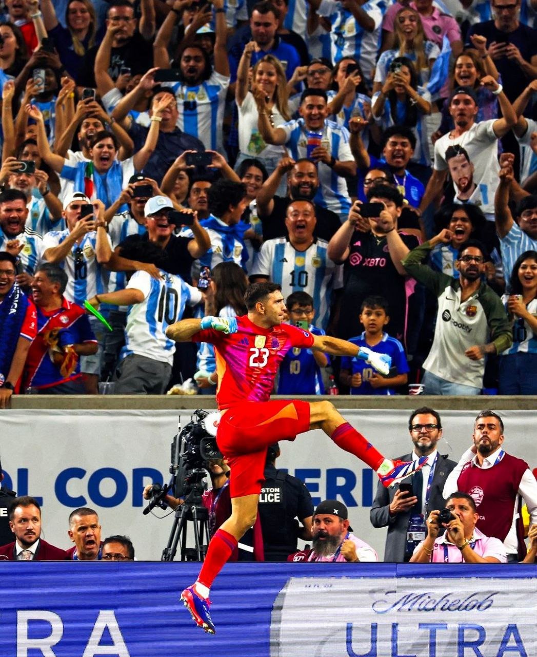 Вратарь Аргентины Эмилиано Мартинес - снова в центре внимания. Затащил серию 11-метровых в серии четвертьфинала Кубка Америки против Эквадора, сделав два сейва. Статистики подсчитали: он отразил уже 9 ударов с точки из 24, пока защищал ворота "албиселесте" , еще трое соперников промахнулись. Так что Аргентина - первый полуфиналист Копы, хотя Эквадор, как сообщают наши корресронденты , играл лучше.  К тому же первый пеналь в серии после 1:1 в основное время "запорол" Месси. Он ударил "паненкой", и мяч отразила перекладина. Где-то засмеялся Криштиану. Или заплакал...   Легко[в] о спорте