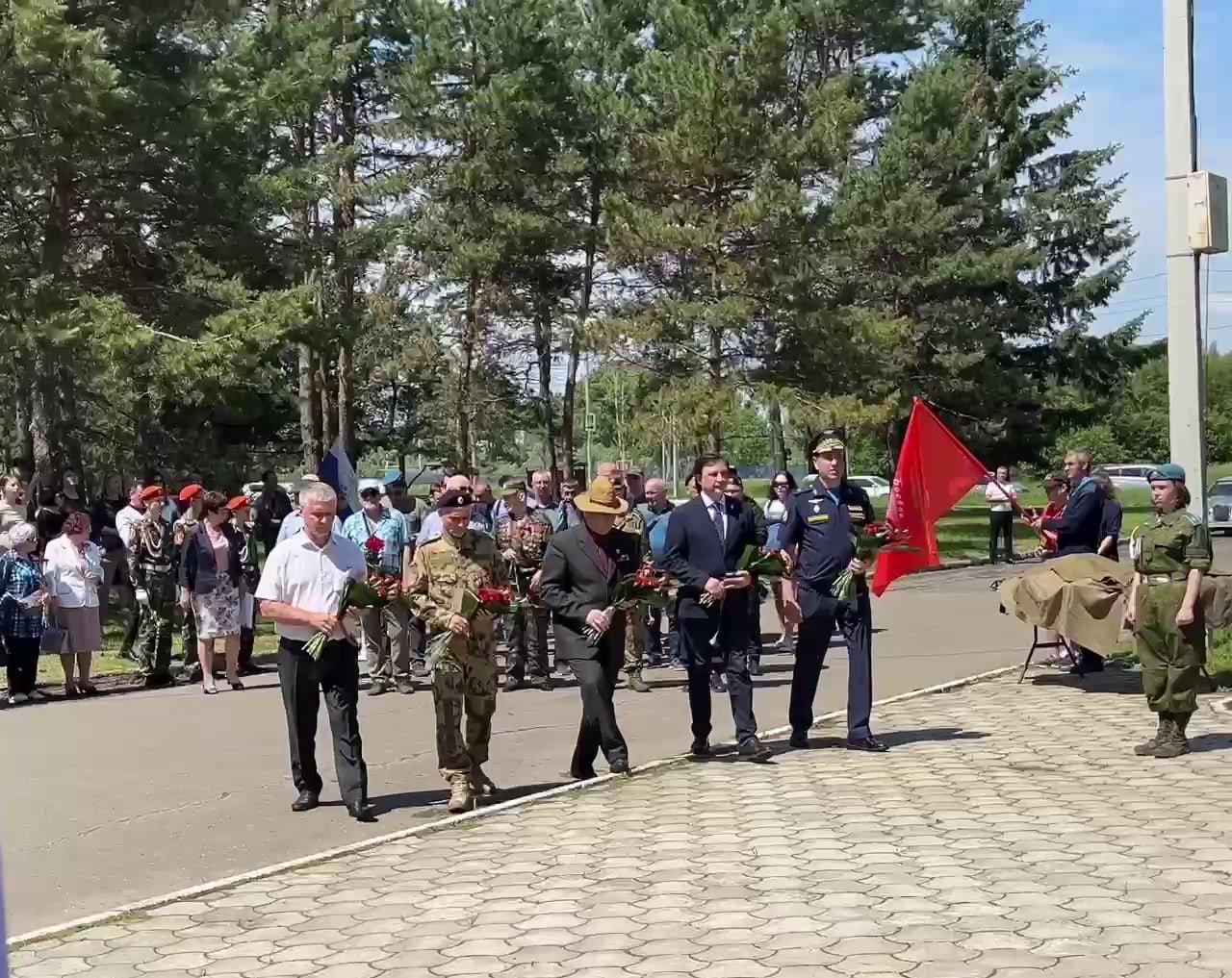 В День ветерана боевых действий ветераны вместе с командованием Комсомольского гарнизона и главой города Юности Александром Жорником возложили цветы к памятнику "Черный тюльпан".