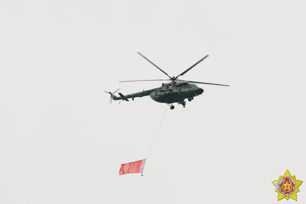Первая тренировка воздушного парада прошла сегодня в небе над Заславским водохранилищем — Минобороны  11 вертолетов и 19 самолетов от Беларуси и 8 вертолетов Воздушно-космических сил России приняли участие в зеркальной тренировке.