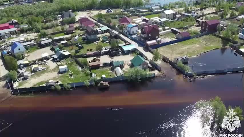 Наводнения в Приморье и ХМАО: спасатели эвакуируют население и оказывают помощь