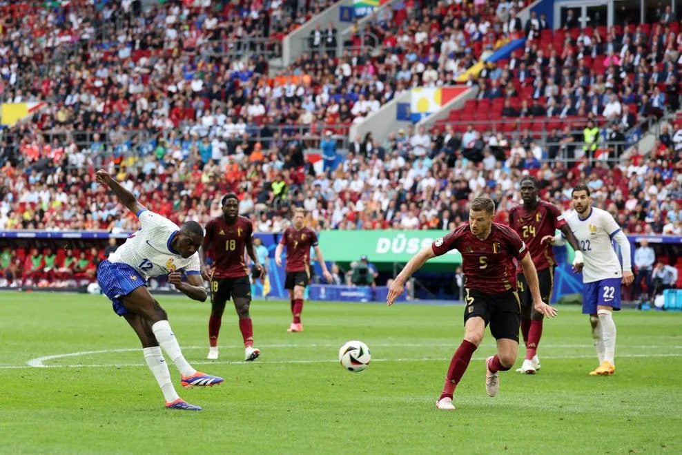 Сборная Франции обыграла Бельгию в 1/8 финала Евро-2024 со счетом 1:0, забив единственный мяч на 85-й минуте.  За весь матч французы нанесли два десятка ударов по воротам соперника, но повели в счете только благодаря автоголу бельгийца Вертонгена.  Соперником по четвертьфиналу будет победитель матча Португалия-Словения, который пройдет в понедельник позже вечером.