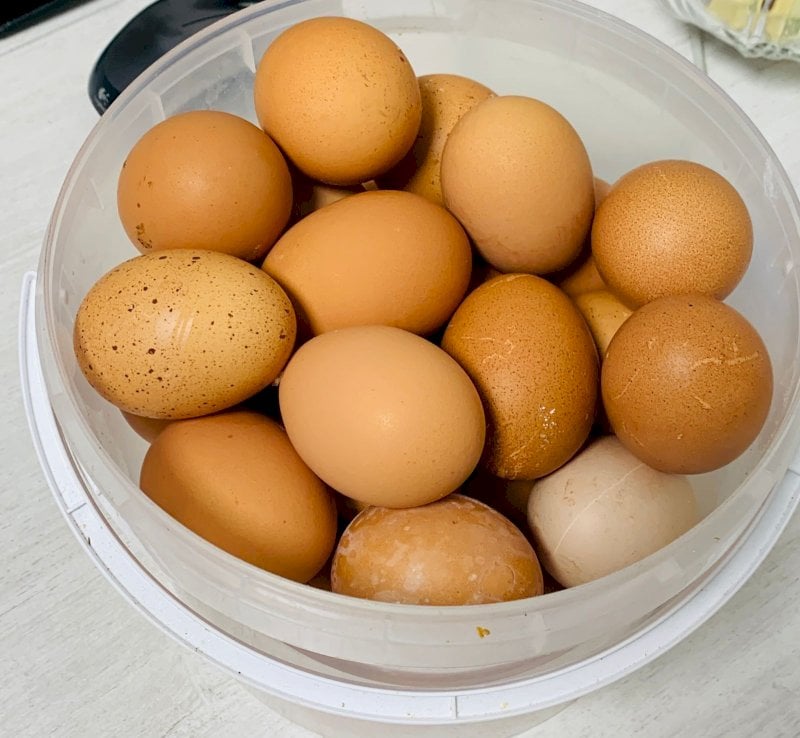 Яйца, супрастин и поездки в ОАЭ подешевели в Челябинской области  О снижении цен сообщила Контрольно-счетная палата. В КСП, опираясь на информацию от органа статистики, зафиксировали падение стоимости огурцов почти на 30 %, помидоров - на 20 %, яиц – на 9 %, сухого молочного детского питания, а также соленой и копченой рыбы – на 4 %.   Из непродовольственных товаров больше всего подешевели газовое моторное топливо  -12,3 % , триммеры  -6,2 % , супрастин  -6,2 % . Среди услуг снижение цен заметили на поездки в Объединенные Арабские Эмираты – на 9 %.