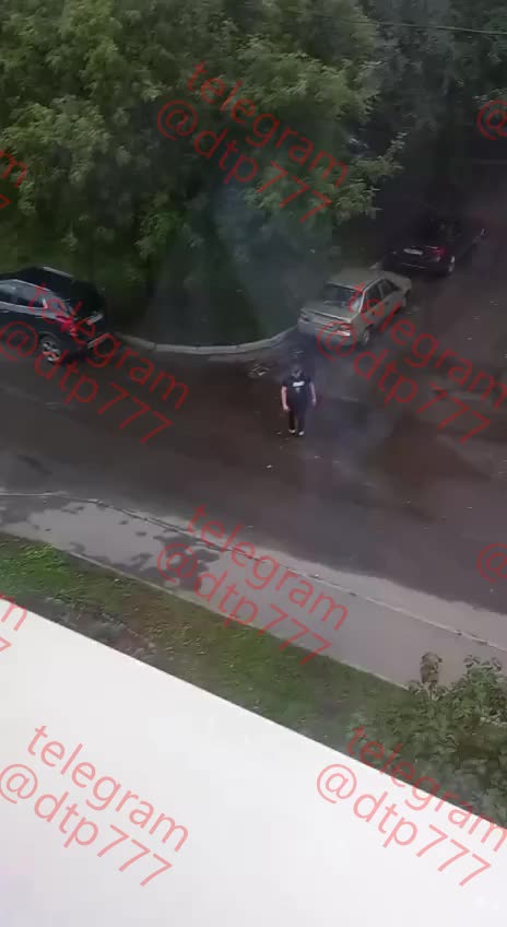 Инцидент с дебоширом в Красноярске: мужчина напал на машину и был избит