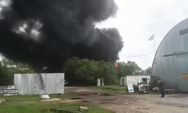 Пожарные ликвидируют возгорание в производственном помещении в Хабаровске
