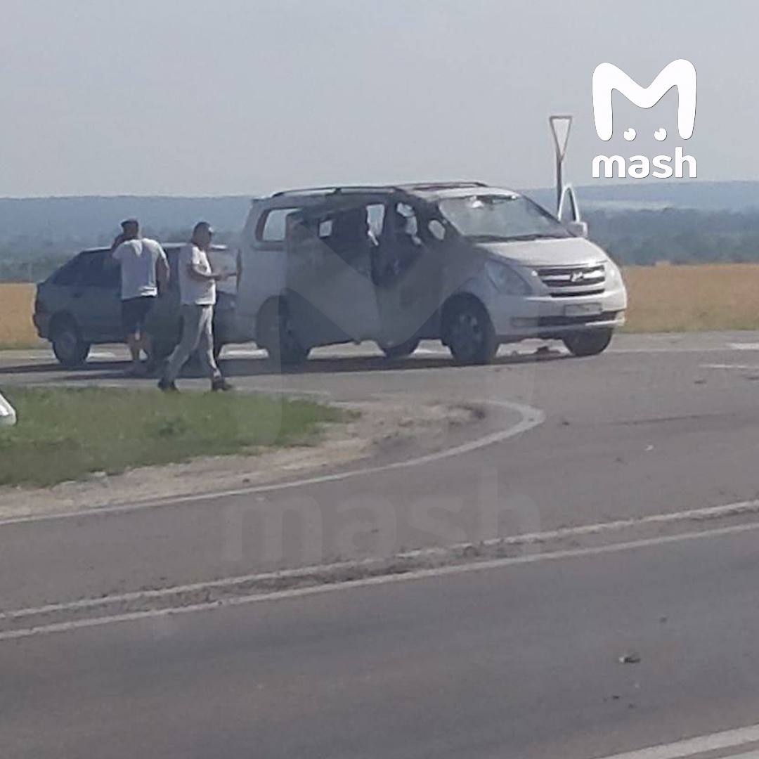 ‼  Кадры, предположительно, с места атаки дрона ВСУ на микроавтобус в районе Борисовки публикует Mash.  Связаться с нами