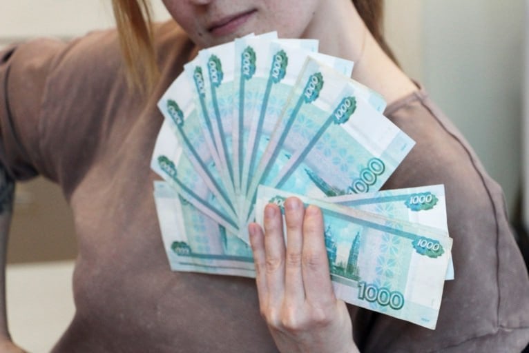 Средняя зарплата омичей превысила 61 тысячу рублей  Средняя зарплата в Омской области в апреле составила 61 517 рублей. По данным Омскстата, по сравнению с мартом она выросла на 3,3 %, а за год – на 17,5 %.  За период с января по апрель средняя зарплата составила 58 854 рубля. В сравнении с предыдущим годом она выросла на 18,4 %.  Самые маленькие зарплаты до сих пор в производстве одежды. В апреле она составила 19 тыс. рублей, снизившись за месяц на 2,6 %. Зарплата сотрудников сферы обеспечения электрической энергией, газом и паром; кондиционирования воздуха выросла за месяц на 57,3 %, до 93 тыс. рублей.