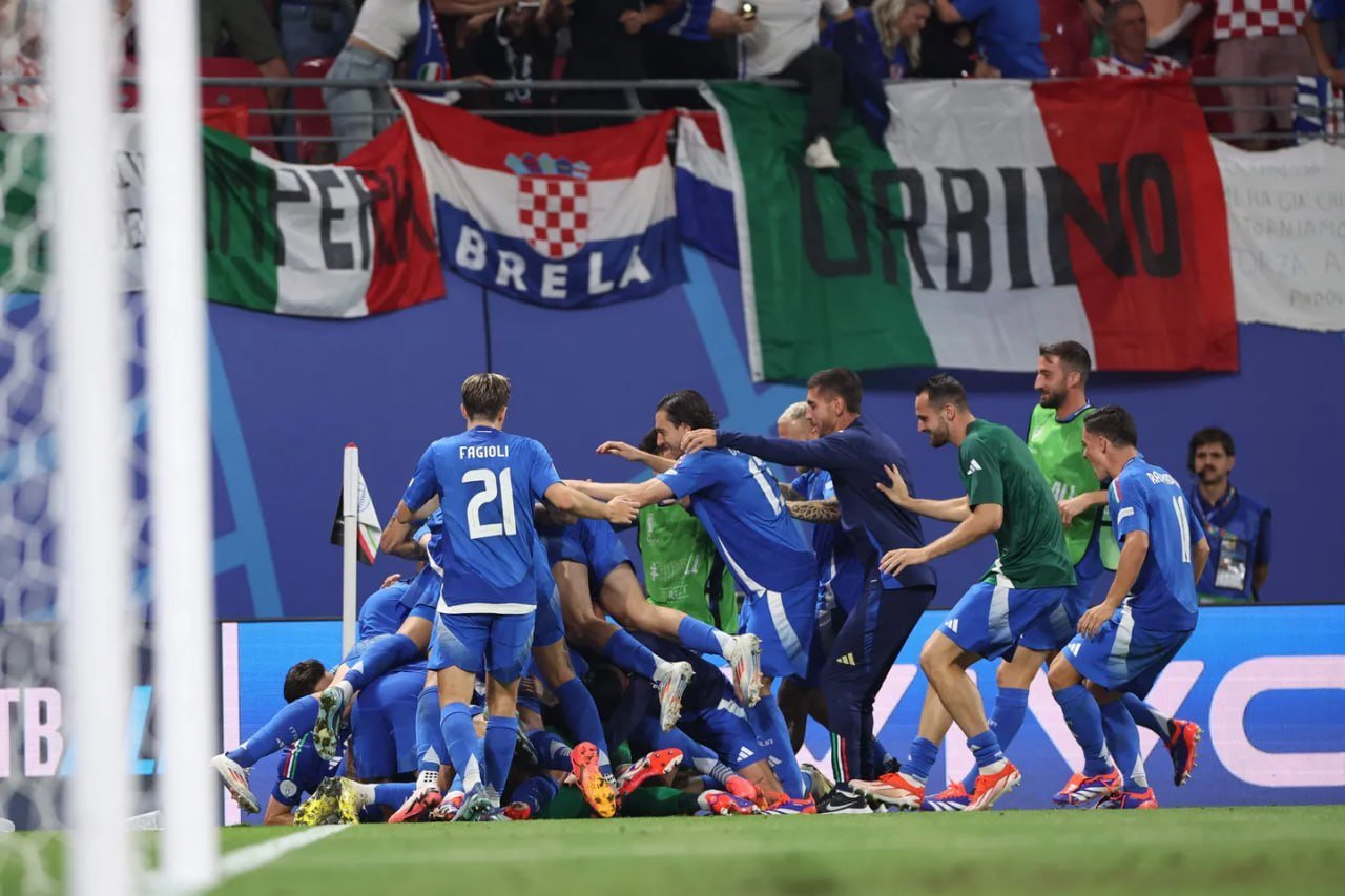 Италия вышла в плей-офф Евро-2024, вырвав ничью у Хорватии на последних секундах    Сборная Италии на последних минутах вырвала ничью в матче против Хорватии, гарантировав себе выход в плей-офф чемпионата Европы по футболу.