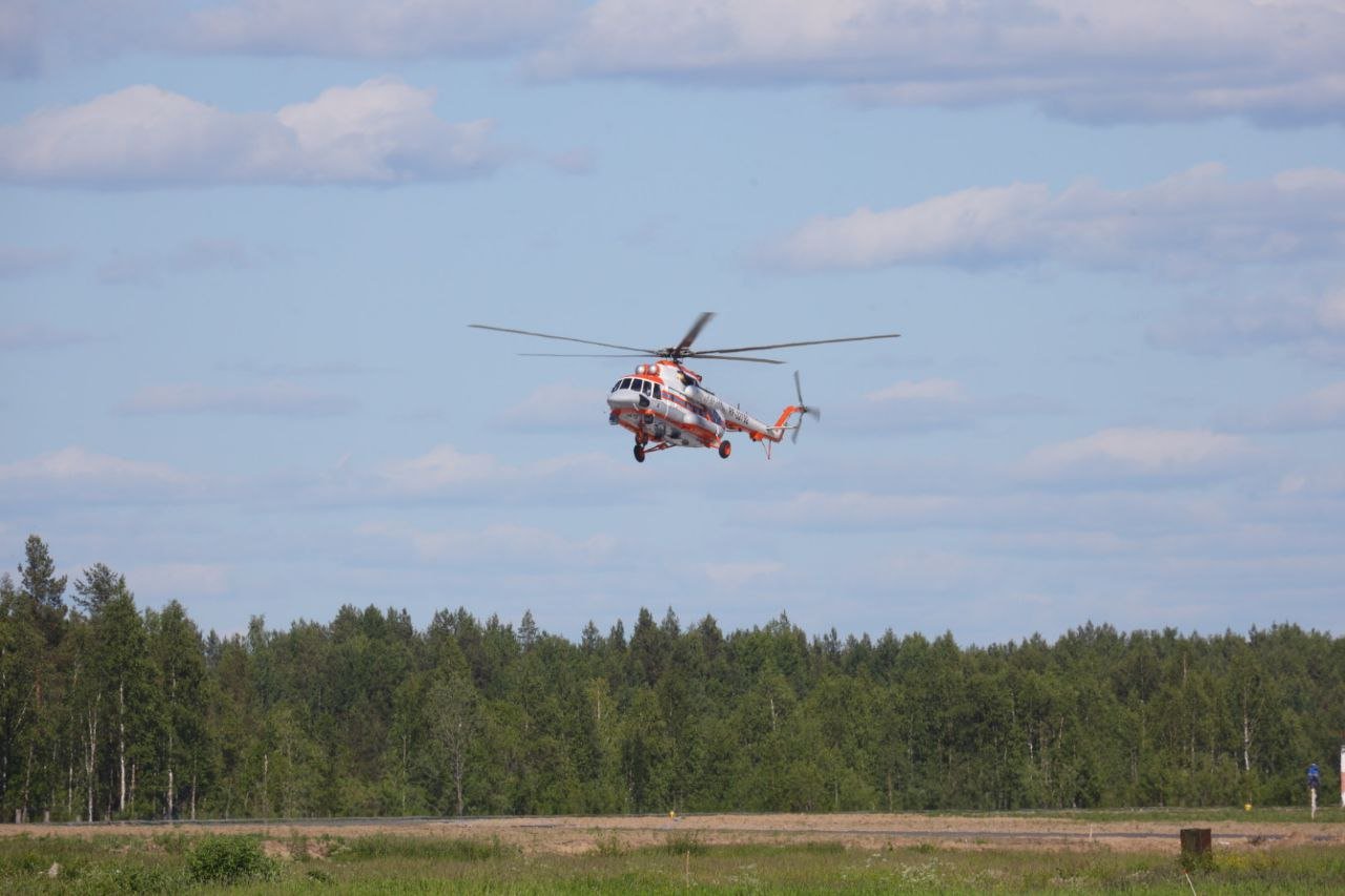 В Архангельск к месту постоянной дислокации прибыл первый арктический вертолёт Ми-8 АМТШ-ВА Северо-Западного авиационно-спасательного центра МЧС России. Он создан для эксплуатации в северных широтах в условиях низких температур и ограниченной видимости.   Вертолёт может использоваться как для десантирования оперативно-тактического воздушного десанта, так и для тушения лесных пожаров, перевозки грузов, поиска и спасения терпящих бедствие, а также для эвакуации раненых и больных. Спецтехника оборудована оптико-электронной системой и очками ночного видения с расширенными возможностями современного автопилота.     Такую технику можно спокойно подготовить к запуску при температурах до минус 60 градусов. Дальность полёта с дополнительными топливными баками составляет больше 1400 км. До конца года ожидаем прибытия второго арктического вертолёта МЧС.