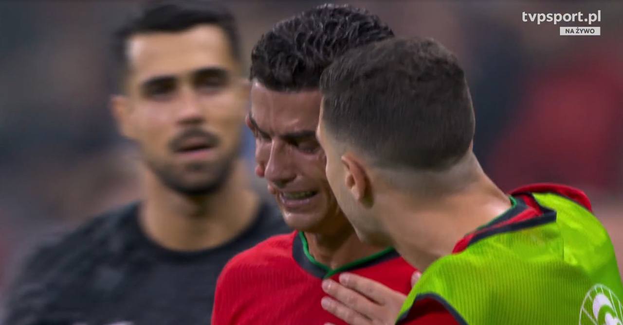 Роналду заплакал после незабитого пенальти в ворота Словении  На трибунах в это же время пустила слезу мама Криштиану. Боль...  #футбол #евро2024