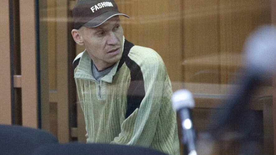 Обвиняемый в убийстве слепого дяди казанец «сваливает» вину на медиков  Верховный суд РТ предоставил последнее слово 39-летнему Андрею Фомичеву, которого обвиняют в убийстве лица, находящегося в беспомощном состоянии. По версии следствия, подсудимый несколько раз ударил кухонным ножом в горло и грудь своего родного дядю 72-летнего Рафаэля Вахитова. Пострадавшего госпитализировали в медико-санитарную часть КФУ, где он позже и скончался.  На последнем слове Андрей Фомичев заявил, что не желал смерти дяде, а удары получились в ходе «толкания друг друга». Кроме того, Фомичев высказал подозрения, что к смерти Рафаэля Вахитова могла привести врачебная ошибка.  В итоге его отправили в колонию строгого режима на 14 лет.