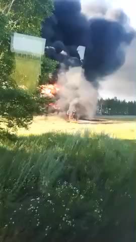 Пожар на дороге: бензовоз загорелся в Нижнекамском районе Татарстана