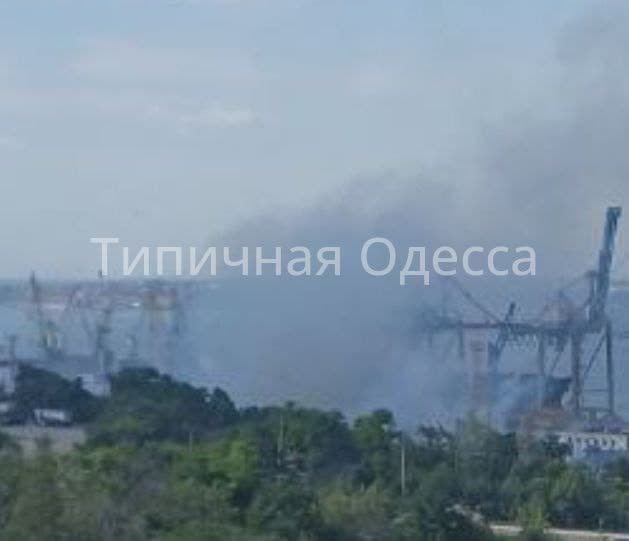Еще кадры сегодняшнего удара по Одессе. Попадание в районе порта Ильичевска.