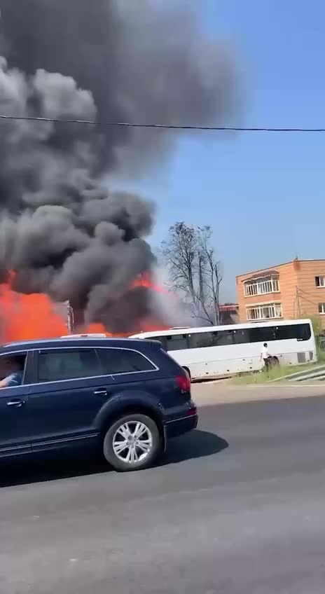 Сильный пожар в Нововановском поселке близ МКАД