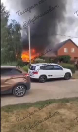 Сильный пожар в поселке Российском - горит дом на улице Комарова