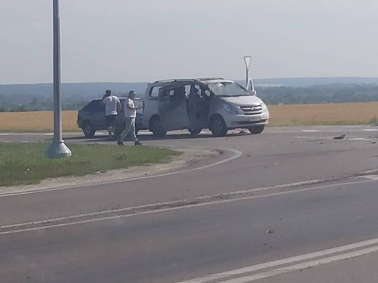 Кадры с места атаки дрона ВСУ возле п. Борисовка. Пострадали несколько человек.