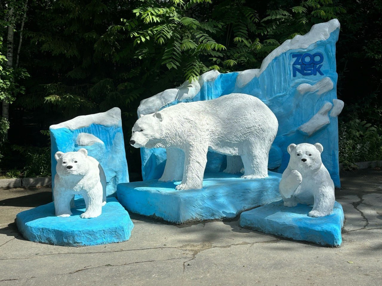 Мы нсо  ‍  Новая фотозона появилась в зоопарке   Расположена она рядом с вольером белых медведей. Здесь установили скульптуры этих животных: медведица и два медвежонка «плывут» на импровизированных льдинах.    novosibirsk_zoo  Мы нсо @